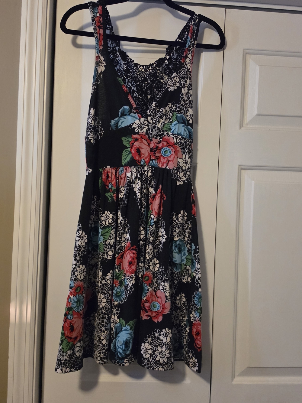 2008 Lux Applique Back Detail Floral Dress